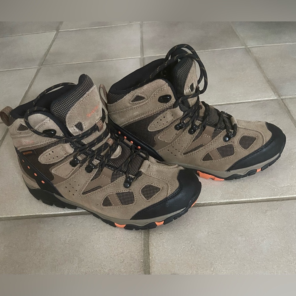 BearPaw Men's Tan and Black Hiking Boots Size 10